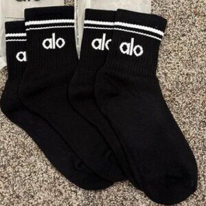 Alo Yoga Unisex Half Throwback Socks.